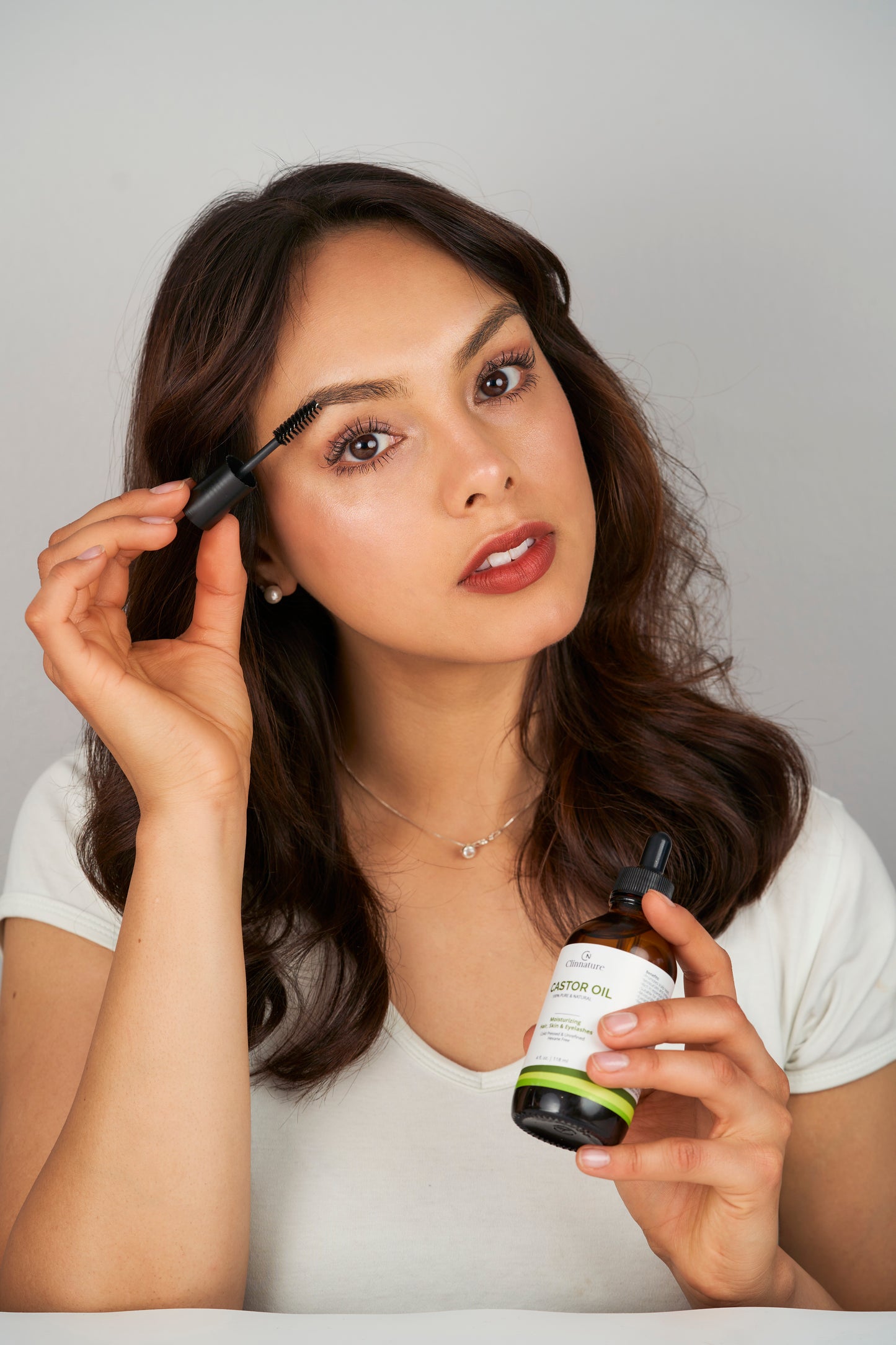 Castor Oil 100% Pure & Natural | Cold Pressed & Hexane-Free | Eyelash, Eyebrow & Hair Growth Serum |Free Kit 2 Pre-Filled Eyelash & Brow Brushes | 4 fl oz (118 ml) Glass Bottle.